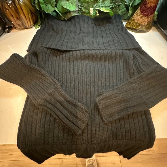 Ribbed Knit Off-Shoulder Sweater With Zippered Design - Picture 6 of 7